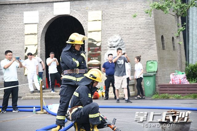 消防隊(duì)員配合默契,，充分展現(xiàn)了嫻熟的操作技能和臨危不亂的應(yīng)急處置能力。