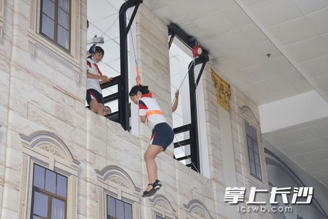 在保障安全的前提下,，通過速降撤離高層建筑,。