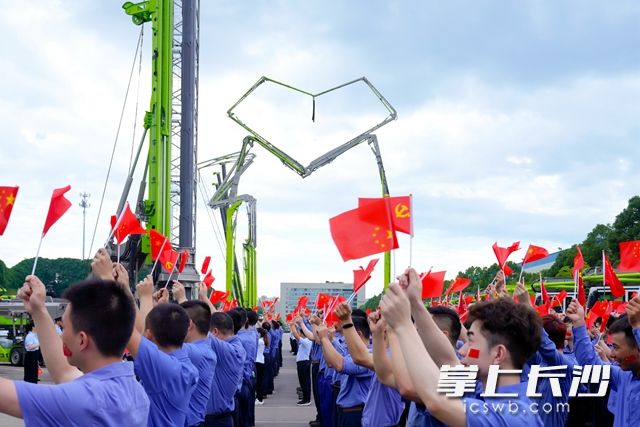 中聯(lián)重科的混凝土泵車組成了愛心形狀,，在現(xiàn)場分外顯眼,。