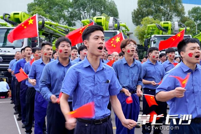 中聯(lián)重科的員工們紛紛表示,，將努力實(shí)現(xiàn)企業(yè)高質(zhì)量發(fā)展,，攀登智能制造新高峰。
