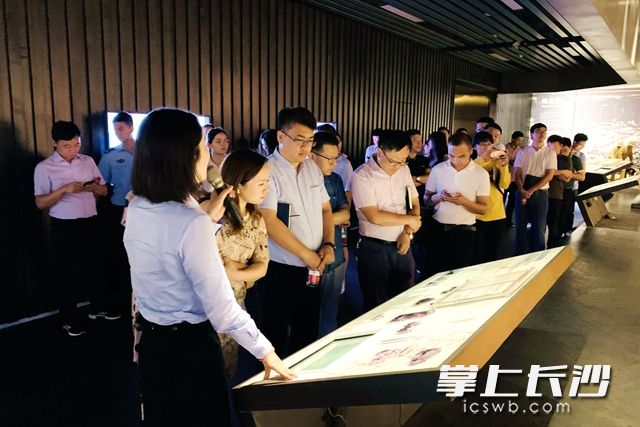 學(xué)員們實地參觀中聯(lián)重科麓谷工業(yè)園區(qū)的工廠,、產(chǎn)品展示坪及工程機械館,，深入地了解該企業(yè)。