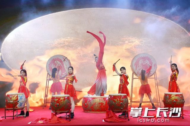 隨著激昂的音樂響起,，舞蹈《鼓舞中國》拉開了晚會(huì)的序幕。