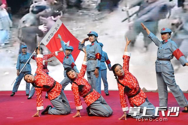 一曲《十送紅軍》展現(xiàn)出深厚的軍民魚水情。