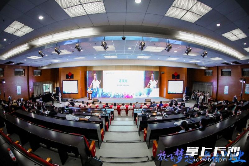 今日下午的黃炎培職業(yè)教育獎(jiǎng)創(chuàng)業(yè)規(guī)劃大賽決賽現(xiàn)場(chǎng)。