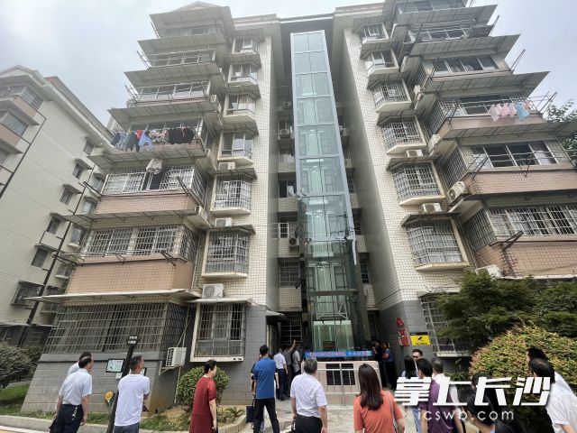 市住建局黨員干部現(xiàn)場(chǎng)查看了小區(qū)黨建、加裝電梯以及公共服務(wù)等情況,。長(zhǎng)沙晚報(bào)記者 陳煥明 攝