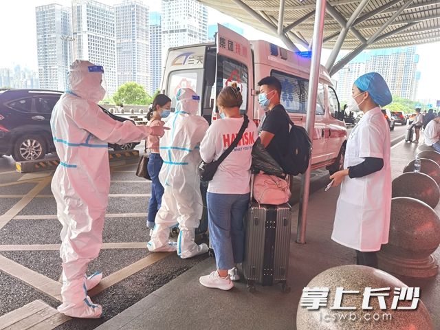 6月20日,，在高鐵南站出口，白馬街道社區(qū)衛(wèi)生服務(wù)中心醫(yī)務(wù)工作者引導(dǎo)重點區(qū)域返湘人員進(jìn)行“閉環(huán)”轉(zhuǎn)運,。