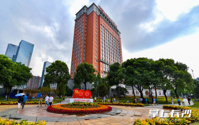 提質(zhì)改造后的湘雅醫(yī)院周邊環(huán)境明顯提升,。圖片均為長(zhǎng)沙晚報(bào)全媒體記者 鄒麟 攝