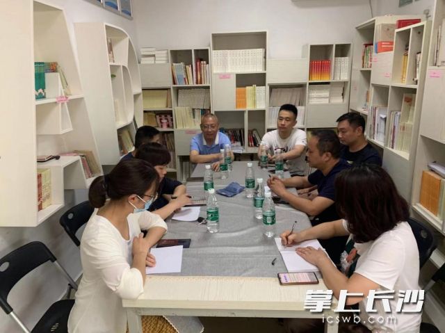 韭菜園街道黨工委書(shū)記唐益人,、辦事處主任梁田調(diào)度湯家?guī)X社區(qū)安全生產(chǎn)工作