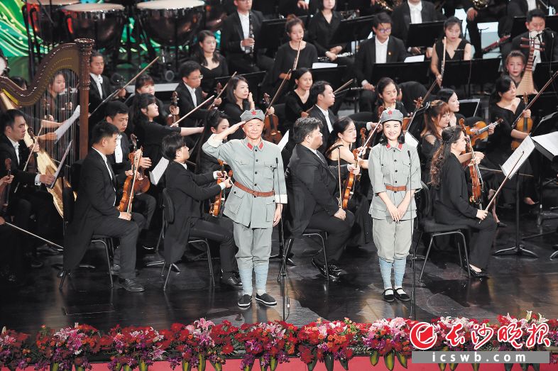在28日舉行的音樂會上，著名男高音歌唱家王宏偉,、女高音歌唱家劉一禎,，身著劇中紅軍戰(zhàn)士裝扮，帶來原創(chuàng)民族歌劇《半條紅軍被》唱段《韭菜花開一桿心》,。長沙晚報全媒體記者 黃啟晴 攝