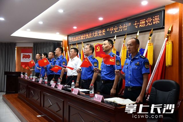全體參會(huì)人員合唱《沒(méi)有共產(chǎn)黨就沒(méi)有新中國(guó)》,。