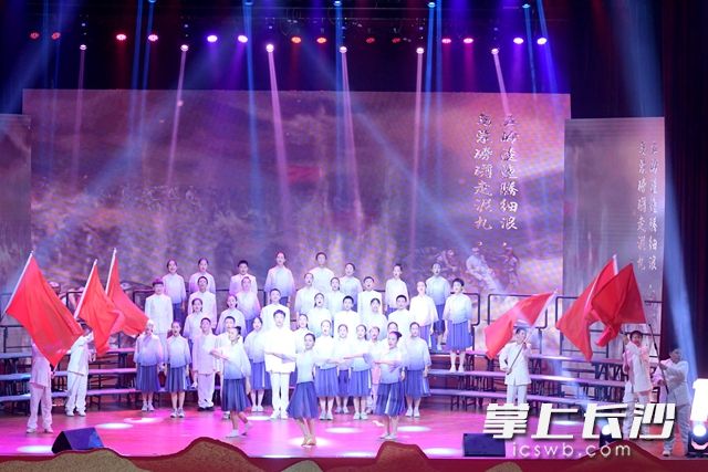 6月30日晚，高新區(qū)教育系統(tǒng)慶祝中國(guó)共產(chǎn)黨成立100周年暨“七一”表彰大會(huì)舉行,。