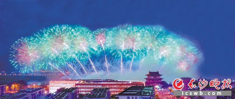 6月30日晚，省會長沙慶祝中國共產黨成立100周年大型音樂焰火晚會上演，璀璨焰火照亮星城夜空,。