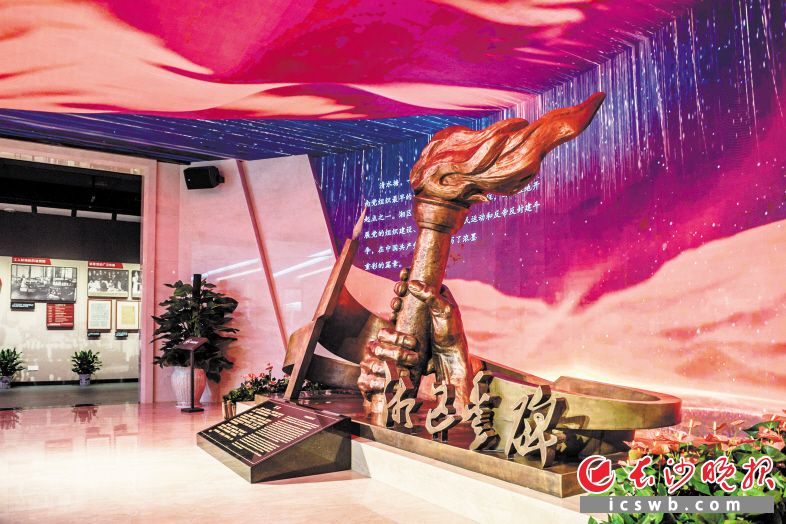專(zhuān)題陳列序廳的“湘區(qū)豐碑”雕塑寓意深刻,。