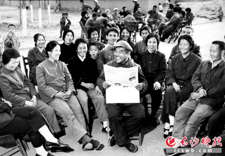 1978年12月,，咸陽紡織工人們組織學習十一屆三中全會精神。