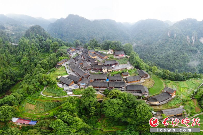 2013年11月3日，習(xí)近平總書記來到湘西土家族苗族自治州花垣縣排碧鄉(xiāng)十八洞村,，首次創(chuàng)造性地提出“精準(zhǔn)扶貧”重要理念,。這是2020年6月29日拍攝的十八洞村梨子寨（無人機(jī)照片）。