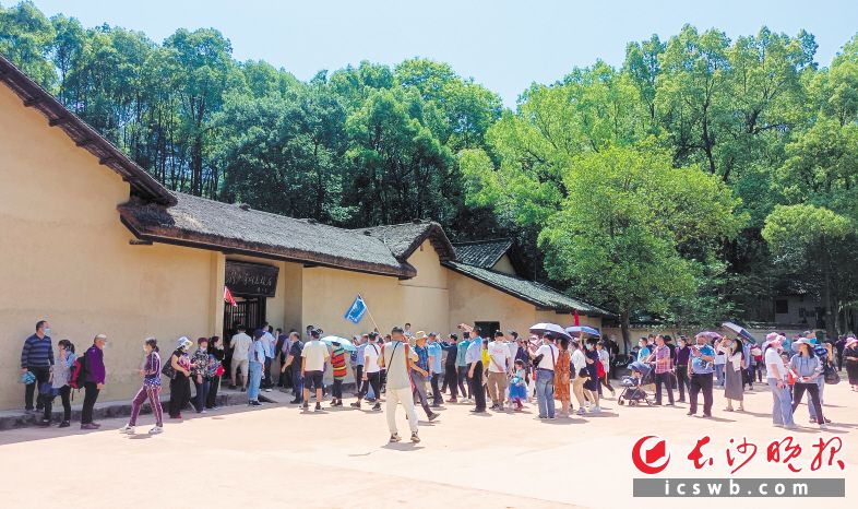2021年5月2日，花明樓劉少奇故里人頭攢動,，游客正在參觀劉少奇故居,。長沙晚報全媒體記者 鄒麟 通訊員 尹芳 攝影報道
