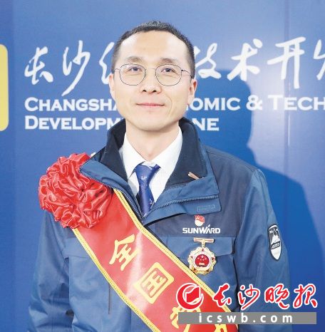 全國優(yōu)秀共產(chǎn)黨員、全國勞動(dòng)模范郝鵬