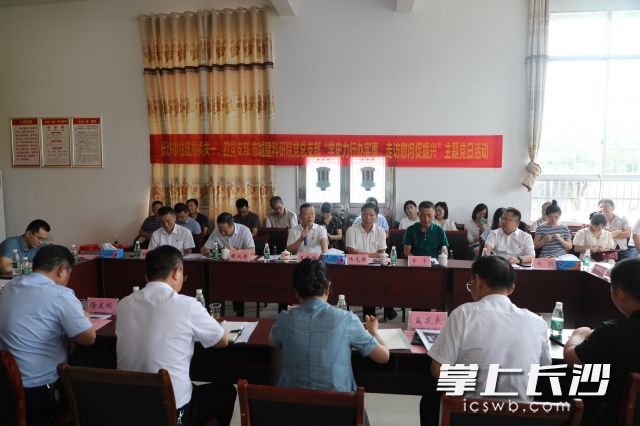 7月1日下午,，長沙市住建局赴寧鄉(xiāng)市壩塘鎮(zhèn)駐繁榮村，開展“學(xué)史力行辦實事,，走訪慰問促振興”主題黨日活動,。