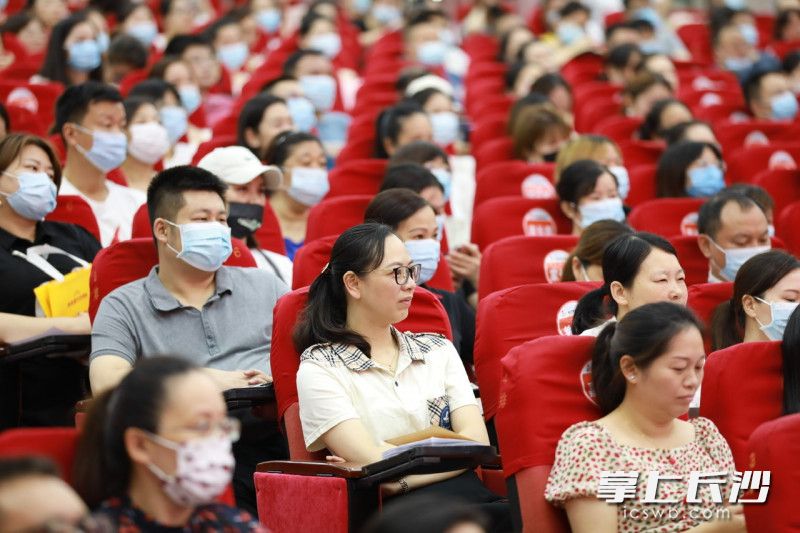 小一新生家長和名校長工作室成員及學(xué)校老師共500多人參與聽講,。