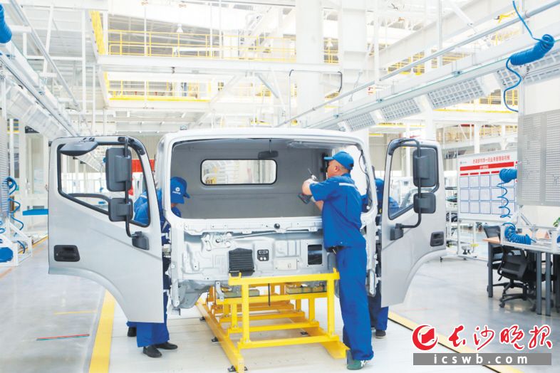 7月8日,，福田汽車長沙超級卡車工廠在長沙經(jīng)開區(qū)正式投產(chǎn),，將成為福田汽車在中國南方的戰(zhàn)略基地。長沙晚報通訊員 蔣煉 攝