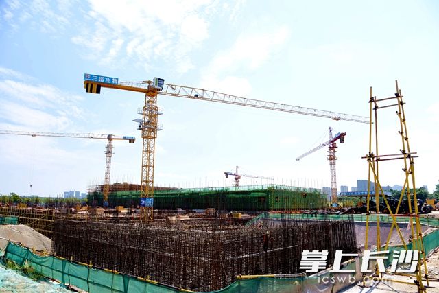 7月12日，300多名工人奮戰(zhàn)在三諾生物iPOCT產(chǎn)業(yè)園項(xiàng)目一期建設(shè)現(xiàn)場,。