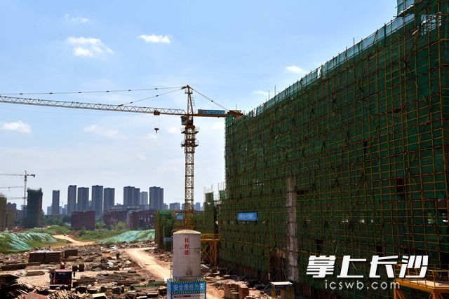 7月12日,，烈日照射下的五礦二十三冶長(zhǎng)遠(yuǎn)鋰科鋰電池?cái)U(kuò)產(chǎn)項(xiàng)目現(xiàn)場(chǎng)，塔吊林立,。