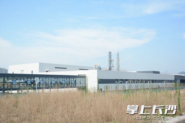 伴隨著干事創(chuàng)業(yè)的熱情，一座座廠房拔地而起,，從無到有,。
