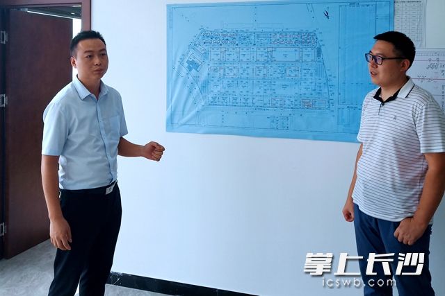 高新區(qū)行政審批局服務(wù)局幫代辦專員主動(dòng)上門服務(wù),，正在為三安項(xiàng)目負(fù)責(zé)人詳細(xì)解讀報(bào)建流程,。