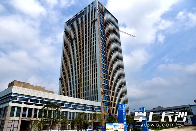 7月21日,，長沙高新區(qū)跨境電商產(chǎn)業(yè)園目前已進(jìn)入外墻及配套工程施工,。
