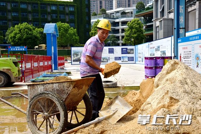 在項(xiàng)目現(xiàn)場,，工人們正在揮舞著鏟子，運(yùn)送沙子,。