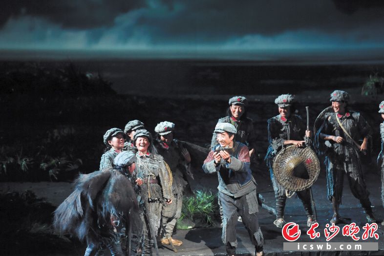 7月9日,，民族歌劇《半條紅軍被》在長(zhǎng)沙梅溪湖大劇院首演。均為長(zhǎng)沙晚報(bào)全媒體記者 鄒麟 攝