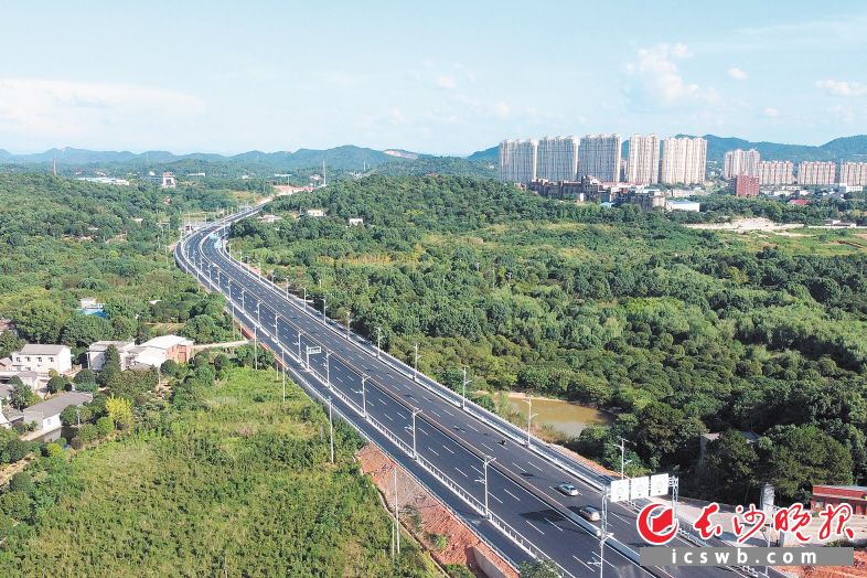 作為長(zhǎng)株潭“三干一軌”項(xiàng)目之一的洞株城際公路改擴(kuò)建工程已于2020年全線通車,。 長(zhǎng)沙晚報(bào)全媒體記者 王志偉 攝