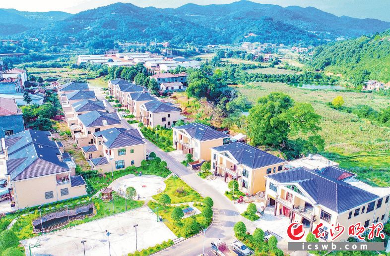 瀏陽(yáng)市大瑤鎮(zhèn)南山村，村民搬進(jìn)集中居住點(diǎn),，前有花園,，后有菜園，旁有公園,，既享有城市便利,，又不失鄉(xiāng)村情趣。 長(zhǎng)沙市農(nóng)業(yè)農(nóng)村局供圖