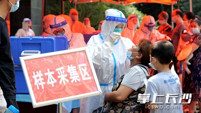 8月1日,，長沙高新區(qū)在保利麓谷林語小區(qū)等地設(shè)置了8個(gè)核酸檢測點(diǎn),，開展全員核酸檢測實(shí)操演練。