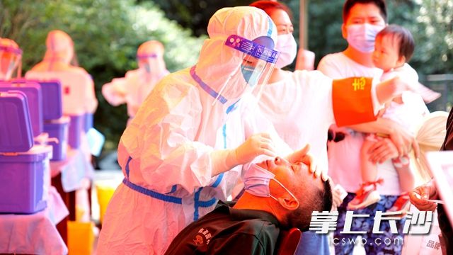 為了不耽誤采樣的時(shí)間，醫(yī)務(wù)人員穿著防護(hù)服在高溫下堅(jiān)持著,。