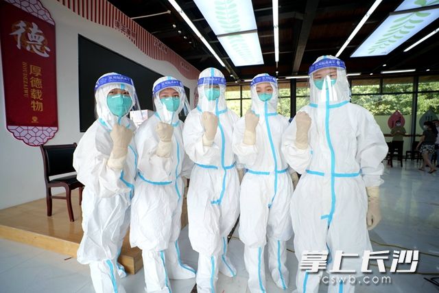 穿著防護(hù)服,，白衣天使們一起加油打氣,，打贏疫情防控這場硬仗。
