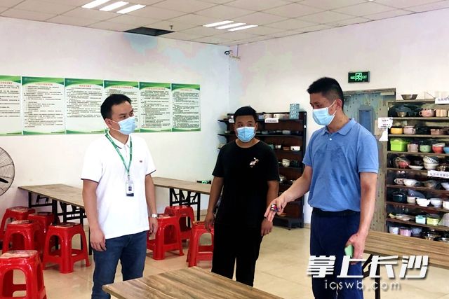 企業(yè)食堂環(huán)境消殺,、錯(cuò)峰就餐是否落實(shí)到位,，也是高新區(qū)招商合作局聯(lián)動(dòng)防控小組關(guān)心的細(xì)節(jié)。