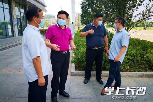 高新區(qū)招商合作局的聯(lián)動(dòng)防控工作小組，深入聯(lián)點(diǎn)53家企業(yè),。