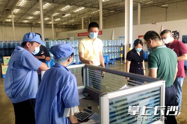 最后那張照片是：8月4日 走訪豐樹內(nèi)樂百氏,，提出對(duì)企業(yè)防疫措施的改善意見。