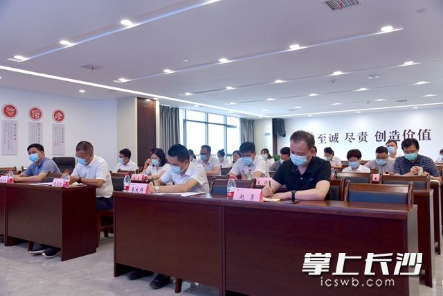 高新區(qū)黨政辦,、黨群工作局等部門負責人及麓谷發(fā)展集團領(lǐng)導(dǎo)班子、重要子企業(yè)負責人現(xiàn)場聆聽黨課,。