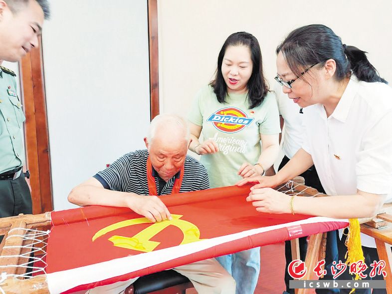 五十載初心如磐，在湖南湘繡博物館,，韭菜園街道老黨員親手體驗(yàn)繡黨旗,。