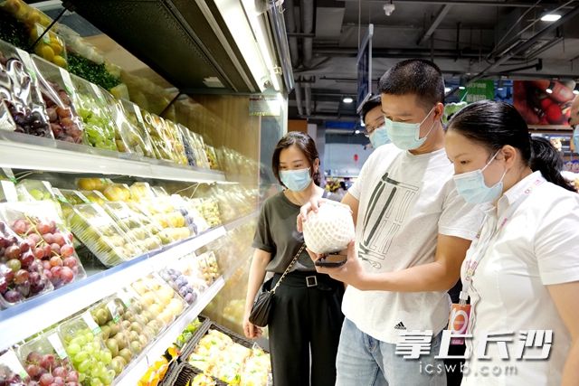 8月21至22日,，高新區(qū)市場監(jiān)管局分組對全區(qū)食品安全工作進(jìn)行檢查。