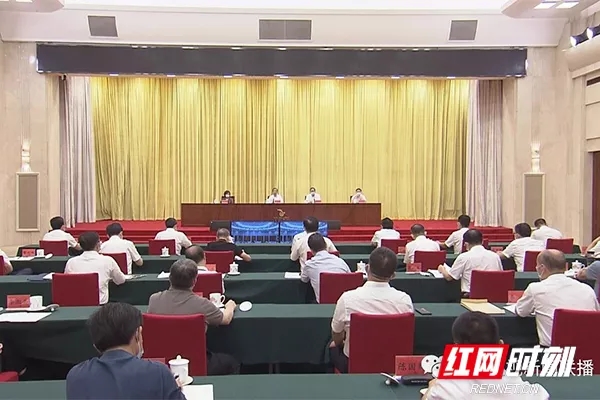 8月4日上午,，國務(wù)院聯(lián)防聯(lián)控機(jī)制電視電話會議后,，省委書記、省人大常委會主任、省委新冠肺炎疫情防控工作領(lǐng)導(dǎo)小組第一組長許達(dá)哲緊接著主持召開會議部署疫情防控工作,。湖南日報·新湖南客戶端記者 趙持 攝