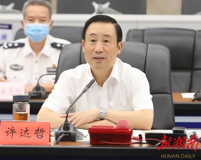 8月15日下午,，省委書記,、省人大常委會主任、省委新冠肺炎疫情防控工作領(lǐng)導(dǎo)小組第一組長許達(dá)哲以視頻連線方式檢查調(diào)度了張家界市疫情防控工作,。湖南日報·新湖南客戶端記者 趙持 攝
