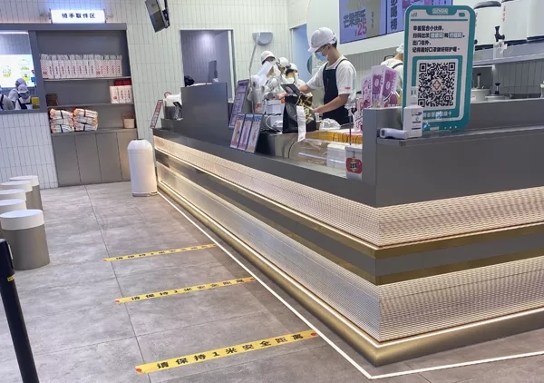 長沙果呀呀IFS店引導(dǎo)顧客保持一米間距排隊,，出示健康碼、行程碼,、測量體溫后方可進(jìn)行點單,。