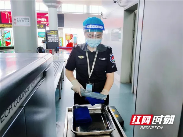 長沙機(jī)場安全檢查站人身檢查崗位員工在旅客過檢后為手持金屬探測器消毒,。