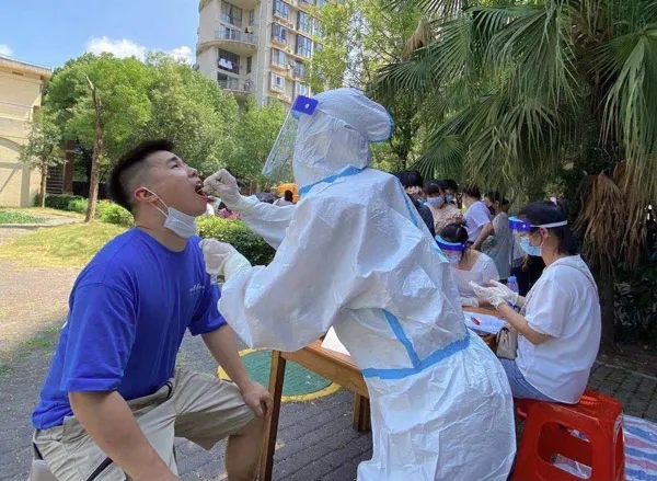 7月30日,，常德的醫(yī)務(wù)人員為居民進(jìn)行核算采樣,。曾惠 攝
