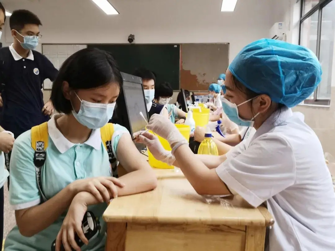 8月13日，岳麓區(qū)12至14歲學(xué)生接種新冠疫苗“第一針”,。