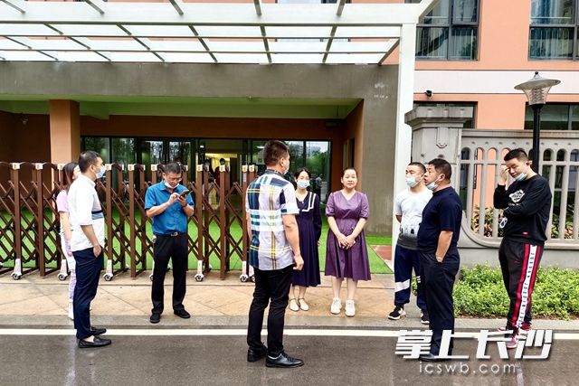 8月27日，長沙高新區(qū)雷鋒街道食安辦聯(lián)合區(qū)市場監(jiān)管局雷鋒所對高新區(qū)中心幼兒園真人橋分園進行檢查,。