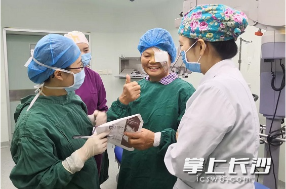 唐瓊燕博士用文字告訴王女士，手術(shù)非常成功,。